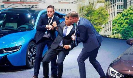 Şeful BMW, Harald Krueger, a leşinat pe scena salonului auto de la Frankfurt. Foto: b1.ro