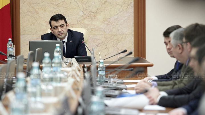 Aici e un grant cu care noi am întârziat un an de zile cu pregătirea unui proiect de 20 de milioane de dolari pentru modernizarea sistemului de administrare fiscală în ţară.