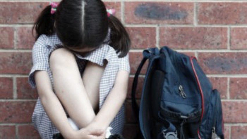 O fetiță a fost bătută cu bestialitate de tatăl unui coleg de clasă. 
