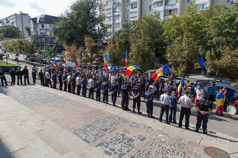 Пикетчики держали флаги Молдовы и скандировали: "Отставка!".