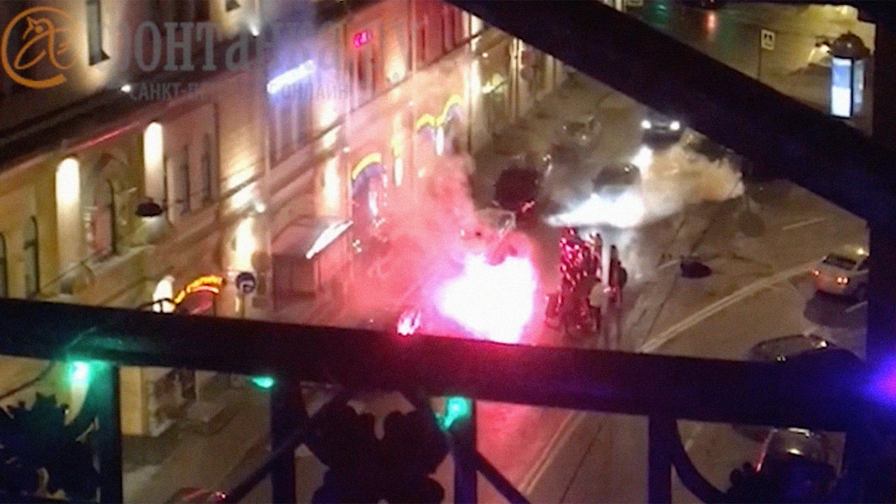 В Петербурге нацисты с файерами перекрыли дорогу.