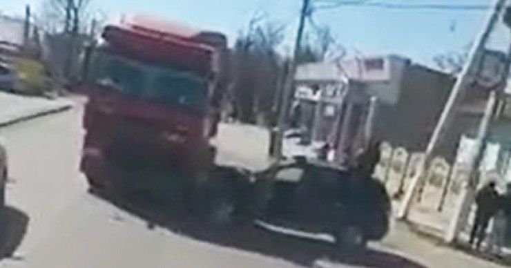 В Комрате грузовик столкнулся с легковым автомобилем.