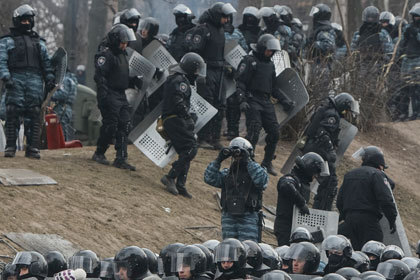 Сейчас митингующие отступают в сторону Майдана, бойцы «Беркута» следуют за ними. Фото: Глеб Гаранич / Reuters