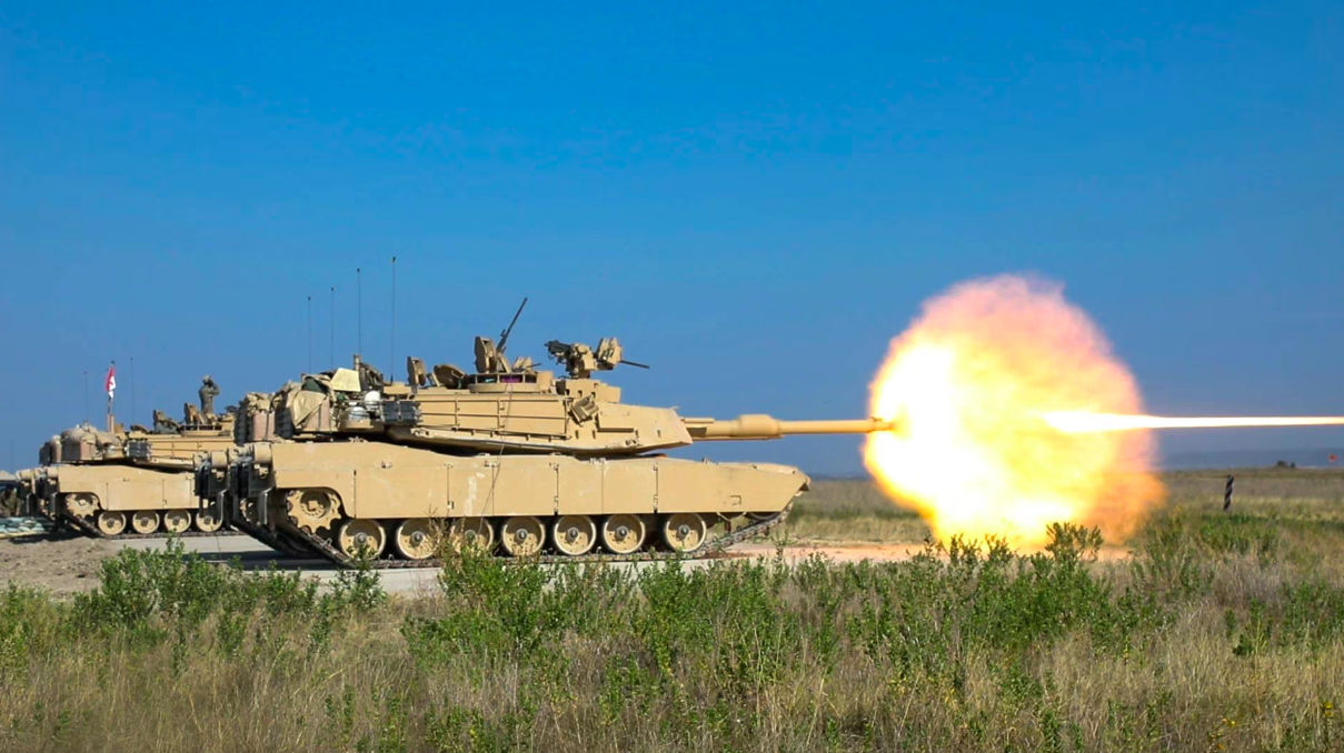 В США официально одобрили передачу первой партии танков Abrams в Украину.