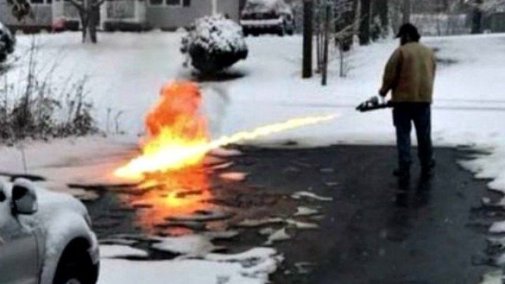 Un american şi-a curăţat curtea de omăt cu aruncătorul de flăcări. Foto: publika.md