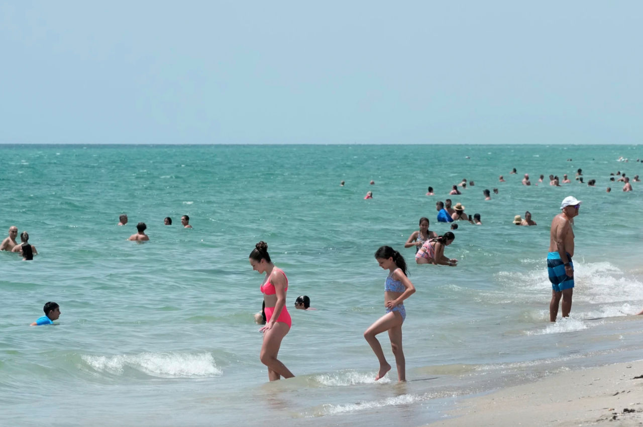 Температура морской воды во Флориде достигла рекордных 37 градусов.