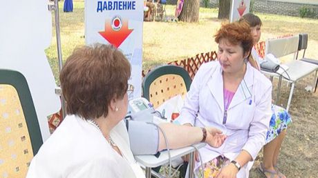 Желающие проверить свое здоровье могут также измерить давление.