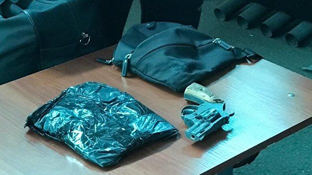 Правоохранители задержали жителя Херсонщины при попытке ввоза на территорию Молдовы наркотиков и оружия.