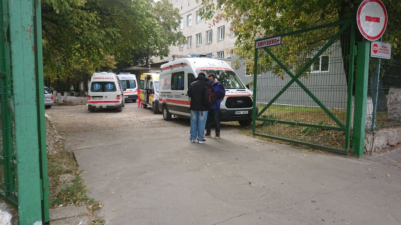 Очереди из скорых образовались перед бельцким отделением ковид.