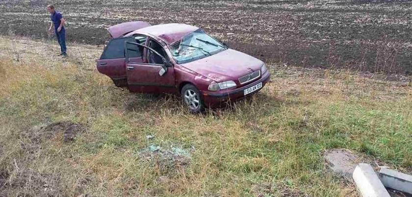O tânără a ajuns la spital, după ce automobilul cu care se deplasa a ieșit de pe șosea și s-a răsturnat. 