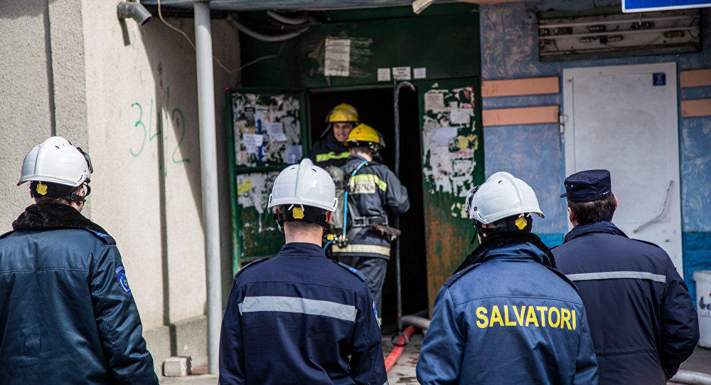 Serviciul Protecției Civile și Situațiilor Excepționale stabilește motivele incendiului care s-a produs joi la Buiucani. Foto: Sputnik/ Мирослав Ротарь