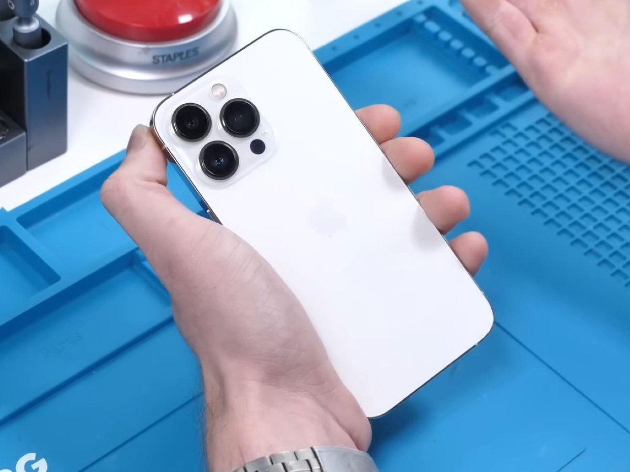 Un blogger a asamblat un iPhone cu piese de pe AliExpress: Mult mai ieftin decât unul nou.