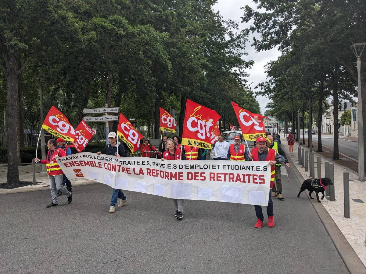 Французские профсоюзы провели марш против пенсионной реформы.