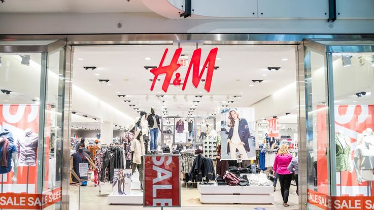 Retailerul H&amp;M, acuzat că a colectat ilegal informații despre angajați