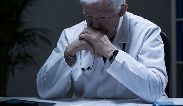 Cu cât este mai bătrân doctorul, cu atât rata mortalităţii în rândul pacienţilor este mai mare. Foto: descoperă.ro