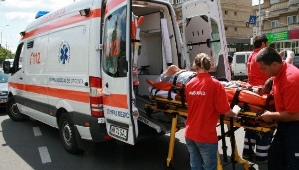 Un moldovean s-a aruncat de la etajul patru al unui bloc de locuit din România. Foto: bzi.ro