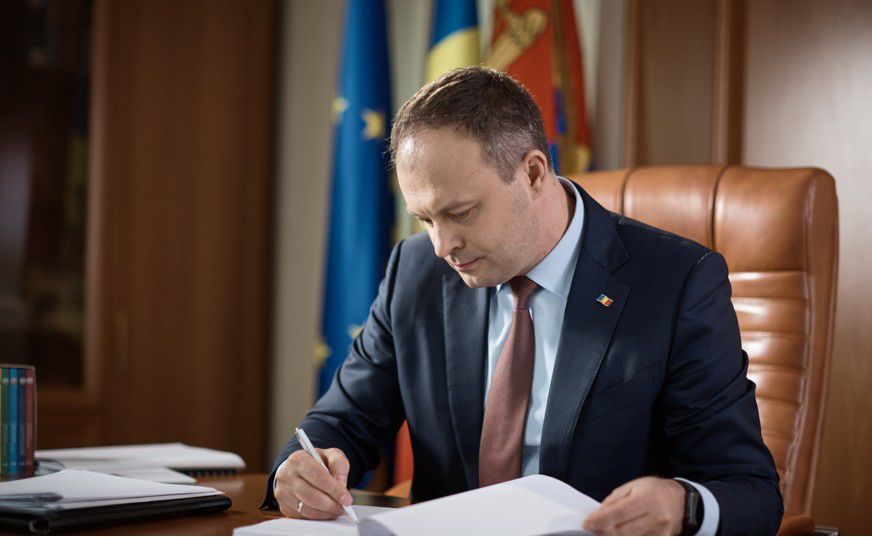 В ответ Канду пообещал, что дорога будет отремонтирована до зимних каникул. 