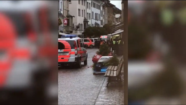 Cinci oameni au fost răniţi în nordul Elveţiei după ce un bărbat necunoscut i-a atacat cu un ferăstrău. 