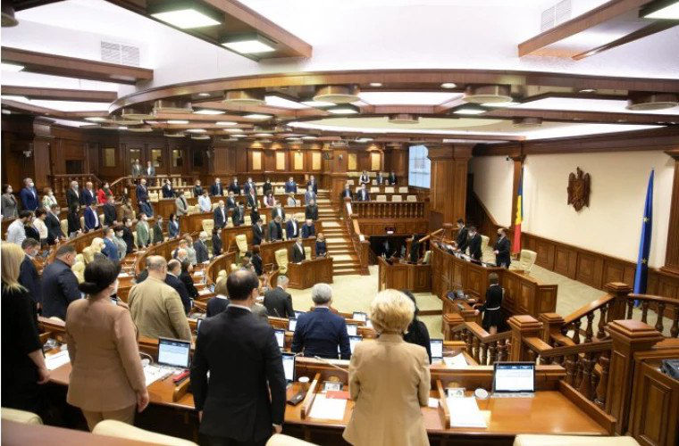 Депутаты почтили память погибших на Днестре минутой молчания. Фото: noi.md