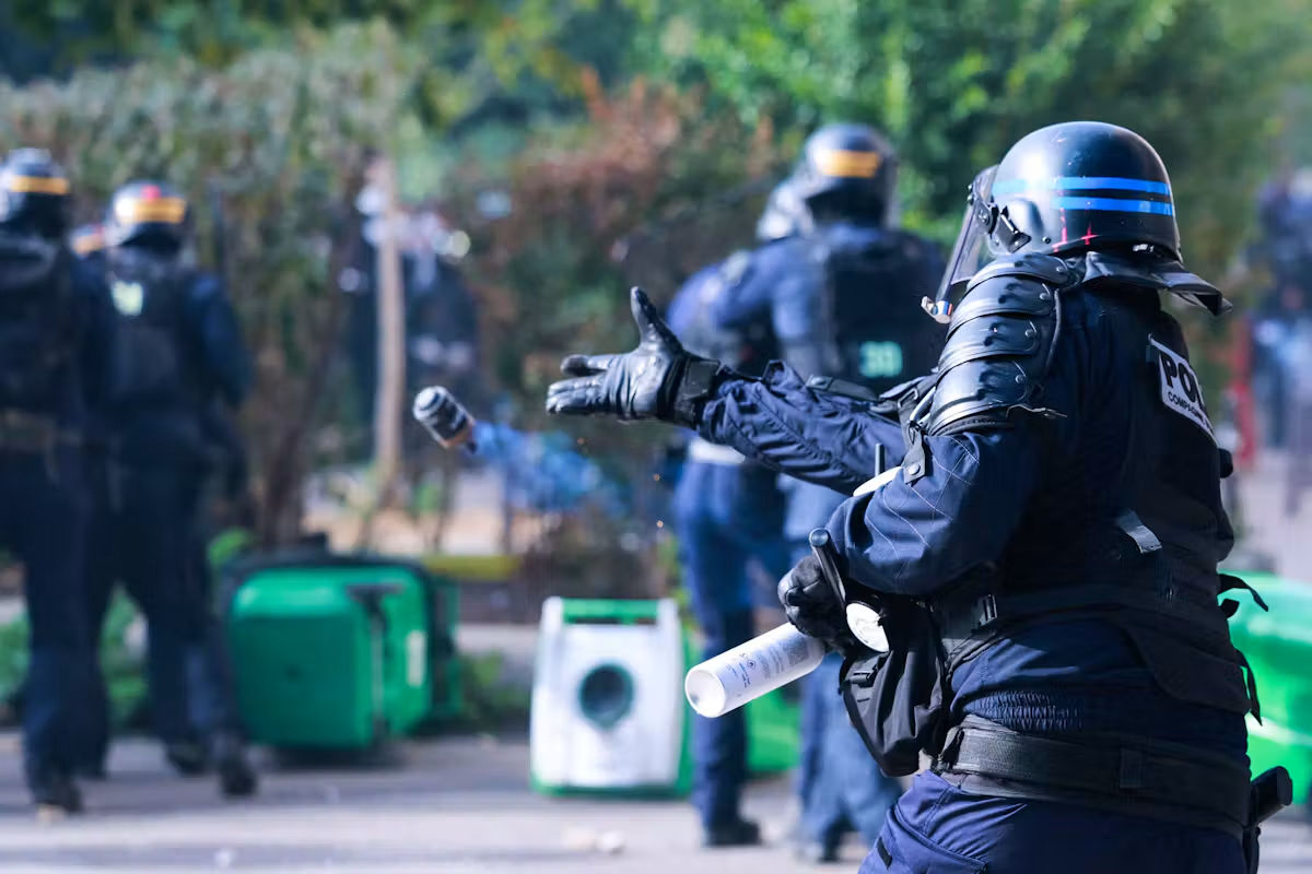 Во Франции запретили использовать светошумовые гранаты на протестах старшеклассников