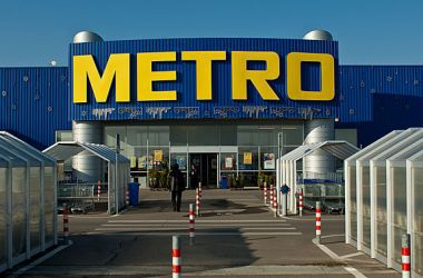 Мужчина, который был застрелен во время нападения на банк три дня назад, похоронен сегодня.