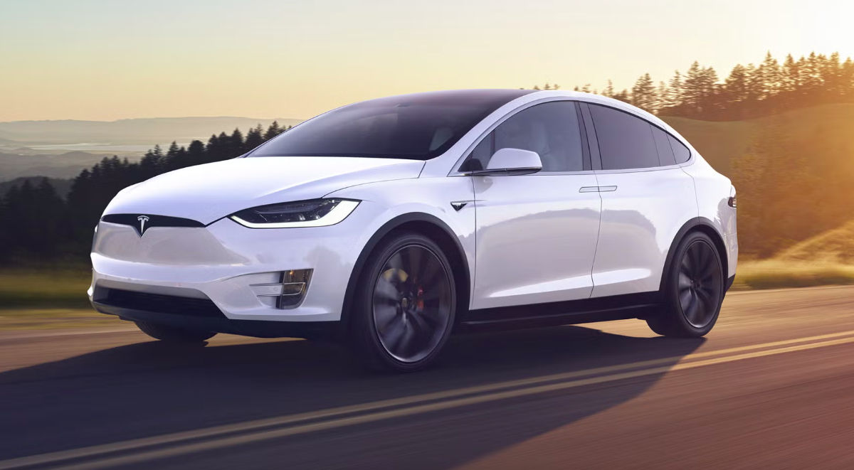 Tesla a decis să retragă mii de mașini din cauza unei probleme cu elementele decorative.