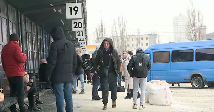 На автовокзалах Кишинева многолюдно: люди спешат встретить Новый год в кругу родных.