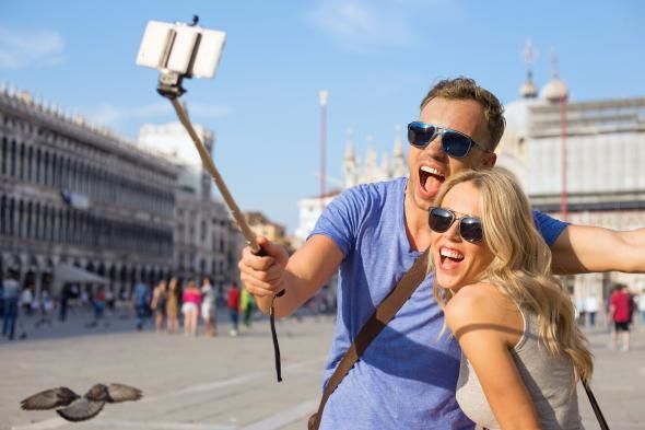 Selfie stick-urile, recipientele din sticlă şi tonetele cu mâncare au fost interzise de autorităţile din Milano.