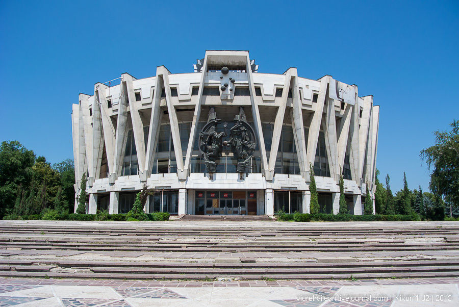 На большой арене цирка прошел концерт.