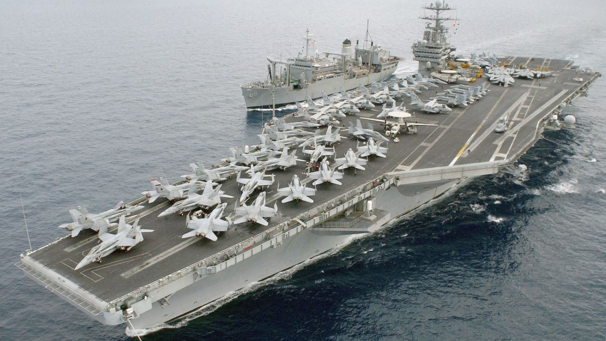 Хуситы заявили об атаке на авианосец США в Красном море.