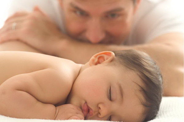 Taţii care sunt angajaţi în câmpul muncii vor putea beneficia de concediu paternal. Foto: sanatate.bzi.ro