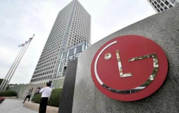 LG готовит необычный ноутбук с тремя дисплеями.