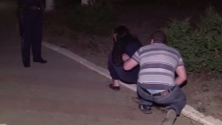 Doi îndrăgostiţi s-au certat, au bătut un martor şi au blestemat poliţiştii. 