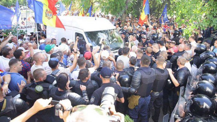 Şoferul care a încercat să intre cu microbuzul în cordonul polițiștilor, în arest pentru 30 de zile. 
