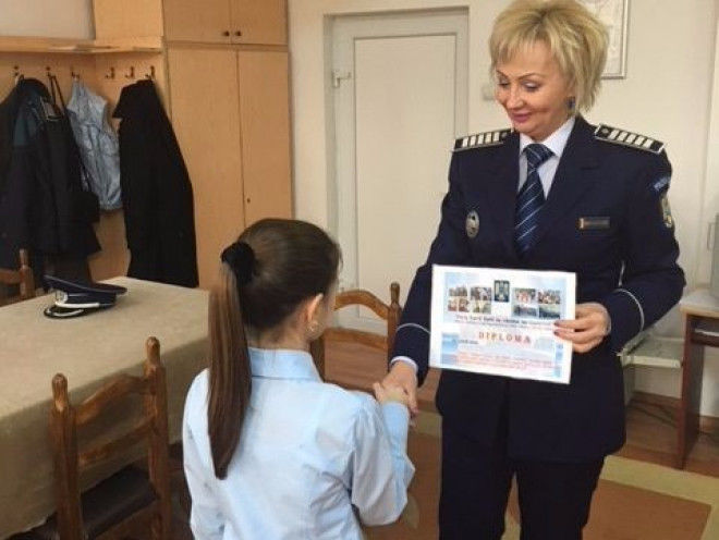O fetiţă de 11 ani, felicitată de poliţişti: A filmat hoţii. Foto: ph-online.ro