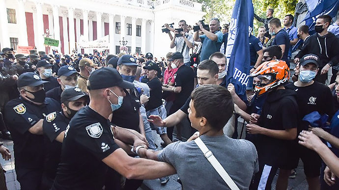 Из-за действий нападавших пострадали двое полицейских. 