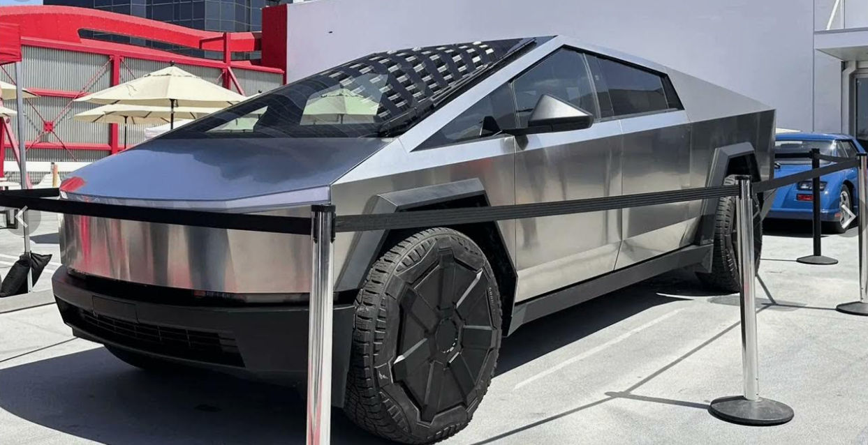 Tesla renunță la conducerea autonomă și va controla robotaxi-urile de la distanță.