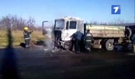 Un autocamion a luat foc în timp ce se deplasa pe traseul R13. Foto: jurnal.md