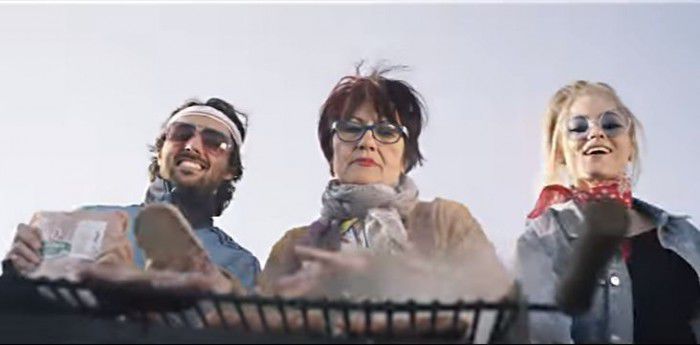 „Hai rămâi cu mă-ta”. Soacra Deliei s-a filmat în videoclipul interpretei. Foto:captura video