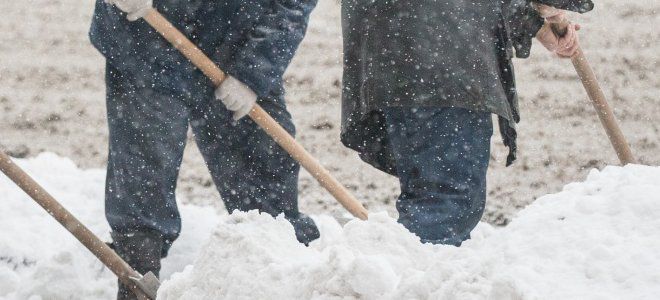Спасатели вызволили из сугробов 170 машин, в которых находились более 400 человек. Фото: ukranews.com