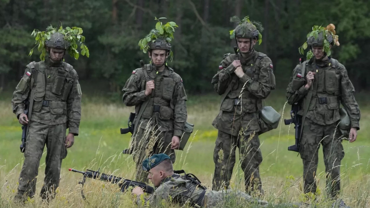 Тысячи молодых поляков проходят курс базовой военной подготовки/.