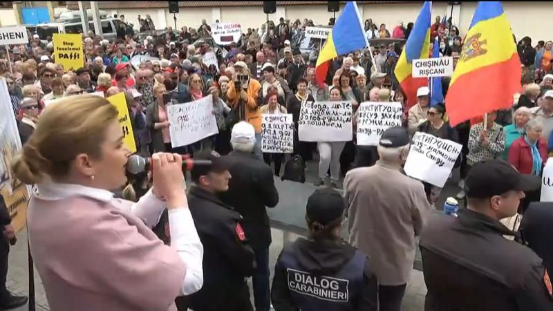 Активисты и сторонники партии "Шор" проводят протест возле здания КС.