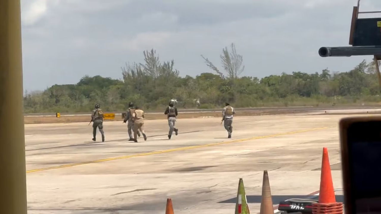 Un cetățean american a deturnat un avion în Belize și a fost împușcat de un pasager.