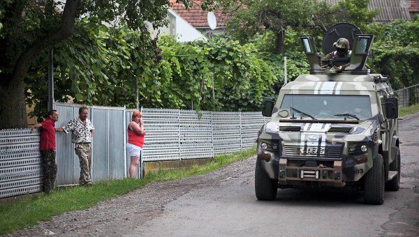 На Закарпатье украинские силовики берут в кольцо гору Явирник, где, вероятно, скрываются бойцы националистической организации "Правый сектор".