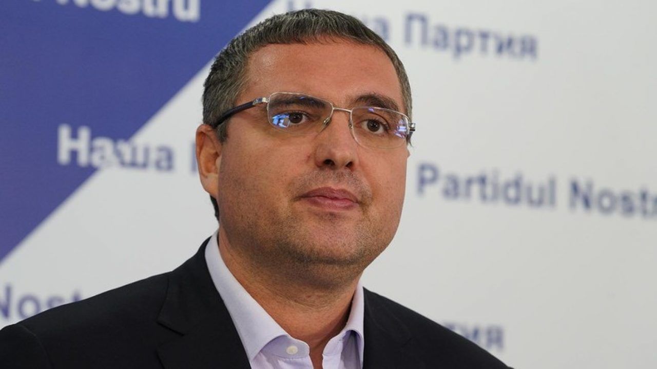 Усатый: “КС рассматривает вопрос о роспуске главного борделя страны”.