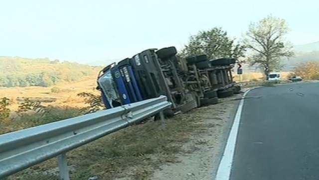 Un camion cu floarea-soarelui a ajuns într-un şanţ pe traseul Chişinău-Hânceşti. Foto simbol: ziarelive.ro