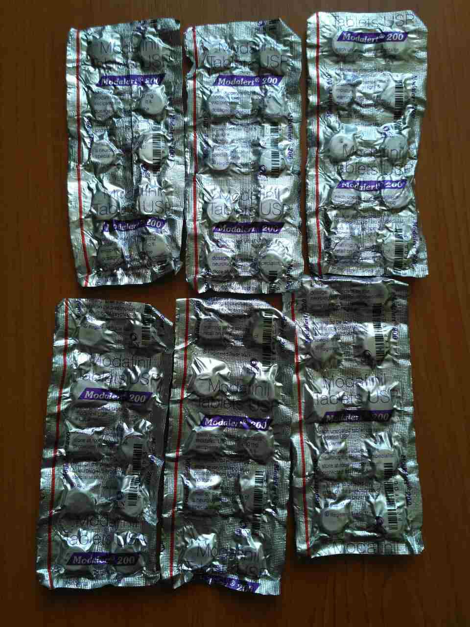 Substanțe psihotrope și un pumnal militar, depistate de vameși în coletele poștale. Foto: customs.gov.md