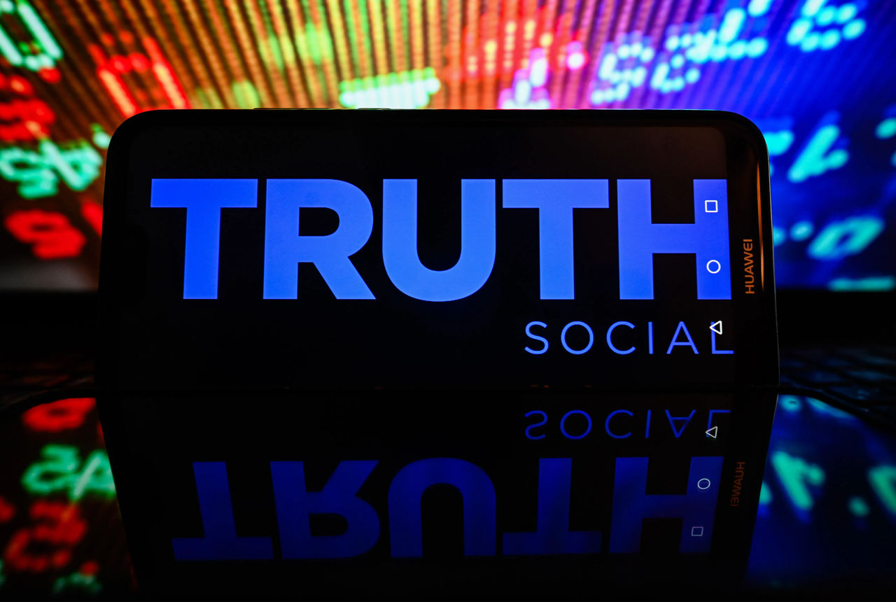 Соцсеть Дональда Трампа Truth Social обошла по стоимости X Илона Маска.