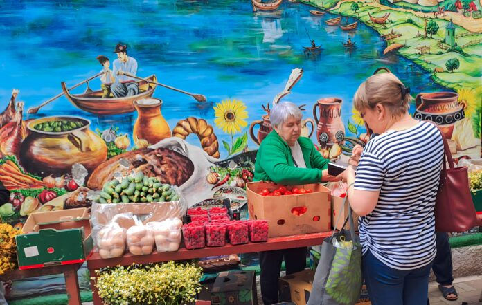 Торговцы на рынке в Сороках не могут продать овощи: у покупателей нет денег.