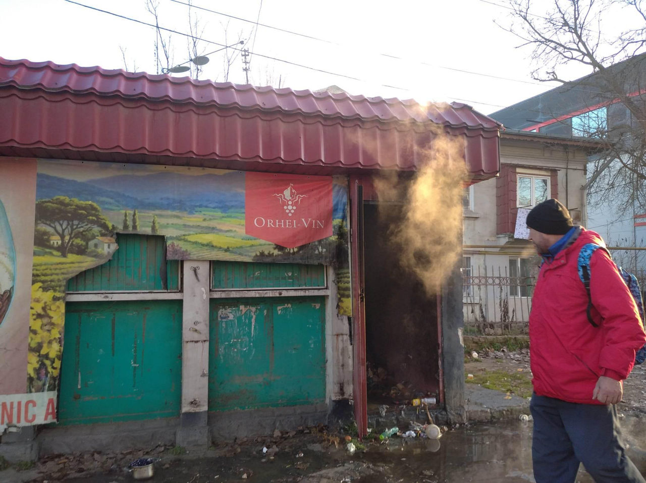 В столице на улице Мунчештской загорелся заброшенный склад.